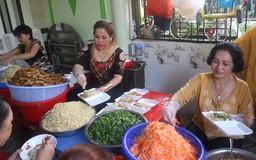 Chuyện tử tế: Chung tay nấu cơm tặng người nghèo