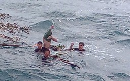 4 ngư dân trôi trên biển 25 giờ: 'Chúng tôi đã nghĩ sẽ chết trên biển!'