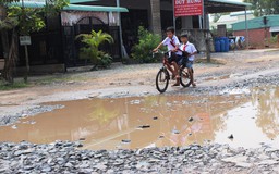 Từ đơn thư bạn đọc:​ Dân vùng biên mòn mỏi chờ sửa đường