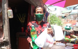 Bà con xóm nghèo ở TP.HCM xúc động nhận gạo, thịt giữa mùa dịch Covid-19