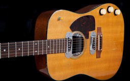 Đàn guitar của Kurt Cobain ước tính bán 1 triệu USD