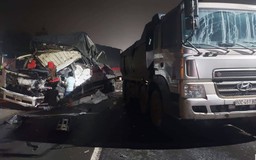 Đồng Nai: Xe tải va chạm xe ben, tài xế kẹt trong cabin, bị thương nặng