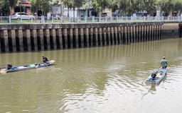 Chích điện bắt cá trên kênh Nhiêu Lộc - Thị Nghè