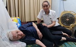 Thầy giáo 85 tuổi chăm vợ liệt giường cùng 2 con thiểu năng