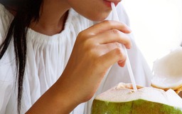 Chuyên gia: Những ai không nên uống nước dừa?