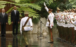 Khoảnh khắc Chủ tịch Raul Castro chào đón Tổng thống Obama