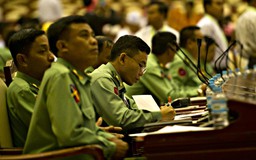 Bà Suu Kyi được Hạ viện bầu cố vấn nhà nước, bất chấp quân đội phản đối