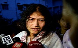 'Bà đầm thép' Ấn Độ ngưng tuyệt thực sau 16 năm