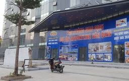 Bé trai 5 tuổi rơi từ tầng 17 chung cư xuống đất