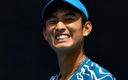 Tay vợt trẻ Trung Quốc đi vào lịch sử sau chiến thắng tại giải Úc mở rộng