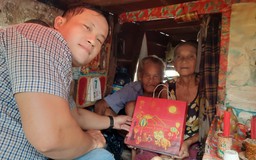 Cư dân mạng muốn trao hộp bánh trung thu cho ông bà cụ, PV Thanh Niên làm ngay