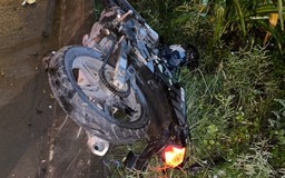 Vĩnh Long: Xe máy văng vào lề sau cú va chạm xe tải, 1 người tử vong