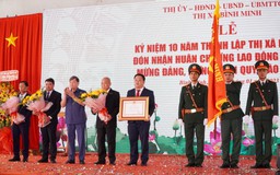 Huyện nông thôn mới đầu tiên của Vĩnh Long nhận Huân chương Lao động hạng nhất