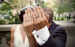 Thay vì mang nhẫn cưới, người trẻ... xăm hình nhẫn cưới lên ngón tay