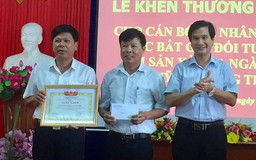 Khen thưởng cán bộ quỹ tín dụng nhanh trí khống chế tên cướp có súng