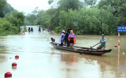 Vùng cao Quảng Bình bị nước lũ chia cắt, người dân đi lại bằng thuyền