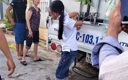 Mẹ ruột cột chân, trói tay con gái 12 tuổi vào thùng xe tải vì trộm vặt