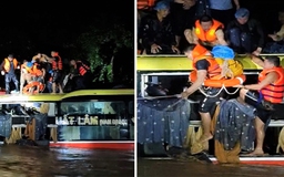 Nghẹt thở cuộc giải cứu 18 người trên xe khách bị lũ cuốn trôi trong đêm