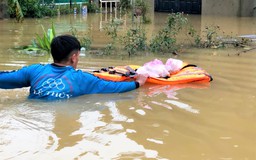 Gần 30 ngày miền Trung chìm trong lũ hồng thủy: Nước ngập mái nhà, mênh mông nước mắt