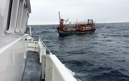 Tiếp tục tìm kiếm, cứu hộ 2 tàu cá hỏng máy thả trôi trên biển