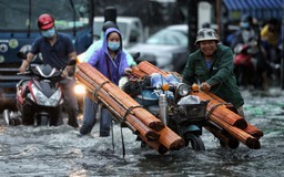 Người dân TP.Thủ Đức bì bõm lội nước sau cơn mưa lớn