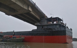 [CHÙM ẢNH] Giải cứu tàu 3.200 tấn ‘húc đầu’ vào cầu An Thái
