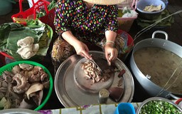 Cháo lòng cô Trúc, cô Mai giữa chợ Dinh Ninh Hòa