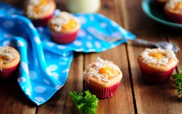 Bánh cupcake bông lan trứng muối cực xinh cho bé