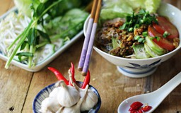 Nấu hủ tiếu sa tế - món ngon độc đáo của người Tiều