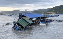 Bão số 9: Hàng trăm bè du lịch, lồng nuôi tôm hùm ở Khánh Hòa bị sóng biển đánh vỡ