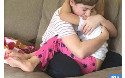 Bức ảnh đau lòng do người mẹ chụp: Hai con bị ung thư ôm nhau