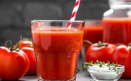 Uống nước ép cà chua mỗi ngày giúp giảm huyết áp và cholesterol