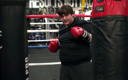 Cậu bé 130 kg quyết giảm cân vì lý do 'ai nghe cũng cảm động'