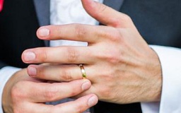 Bị tai nạn, người đàn ông mất ngón tay vì mang... nhẫn cưới