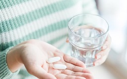 Người phụ nữ nổi hàng trăm vết mụn rộp khắp người sau khi uống thuốc