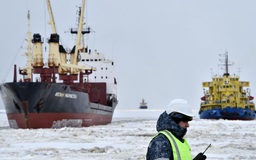 Trôi nổi trên biển băng âm 33 độ C suốt 24 giờ, 2 ngư dân vẫn sống