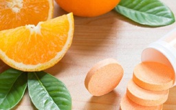 Trước khi bổ sung vitamin C tăng cường miễn dịch, cần lưu ý điều gì?