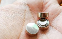 Nuốt pin cúc áo, cô bé phải nhập viện do phỏng thực quản