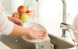 Rửa chén bằng máy và rửa bằng tay: Cách nào tốt hơn?