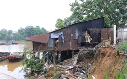 Dân mất nhà vì sạt lở sông Đồng Nai