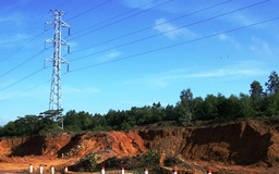 ‘Bức tử’ cột điện cao thế