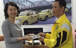 Tài xế taxi trả lại gần 17 triệu đồng cho khách bỏ quên