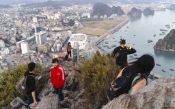 Du khách ‘mê’ núi Bài Thơ