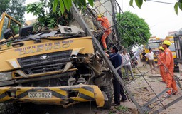 Xe bơm bê tông đâm vào trạm biến áp khiến hơn 300 hộ dân mất điện