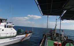 Vùng Cảnh sát biển 4 bắt tàu nước ngoài buôn lậu dầu