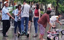 Chấn chỉnh tình trạng sử dụng xe trượt điện trên phố đi bộ Nguyễn Huệ
