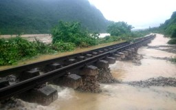 Đường sắt bắc - nam qua Quảng Bình nhiều đoạn bị xói trơ nền, bị chia cắt