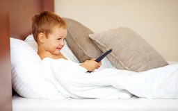 Ti vi trong phòng ngủ có thể làm tăng nguy cơ béo phì ở trẻ