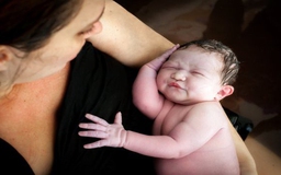 Người phụ nữ Mỹ đầu tiên sinh con bằng tử cung cấy ghép