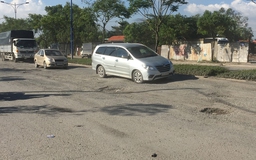 Hàng loạt tuyến đường ở TP.HCM xuống cấp bất thường